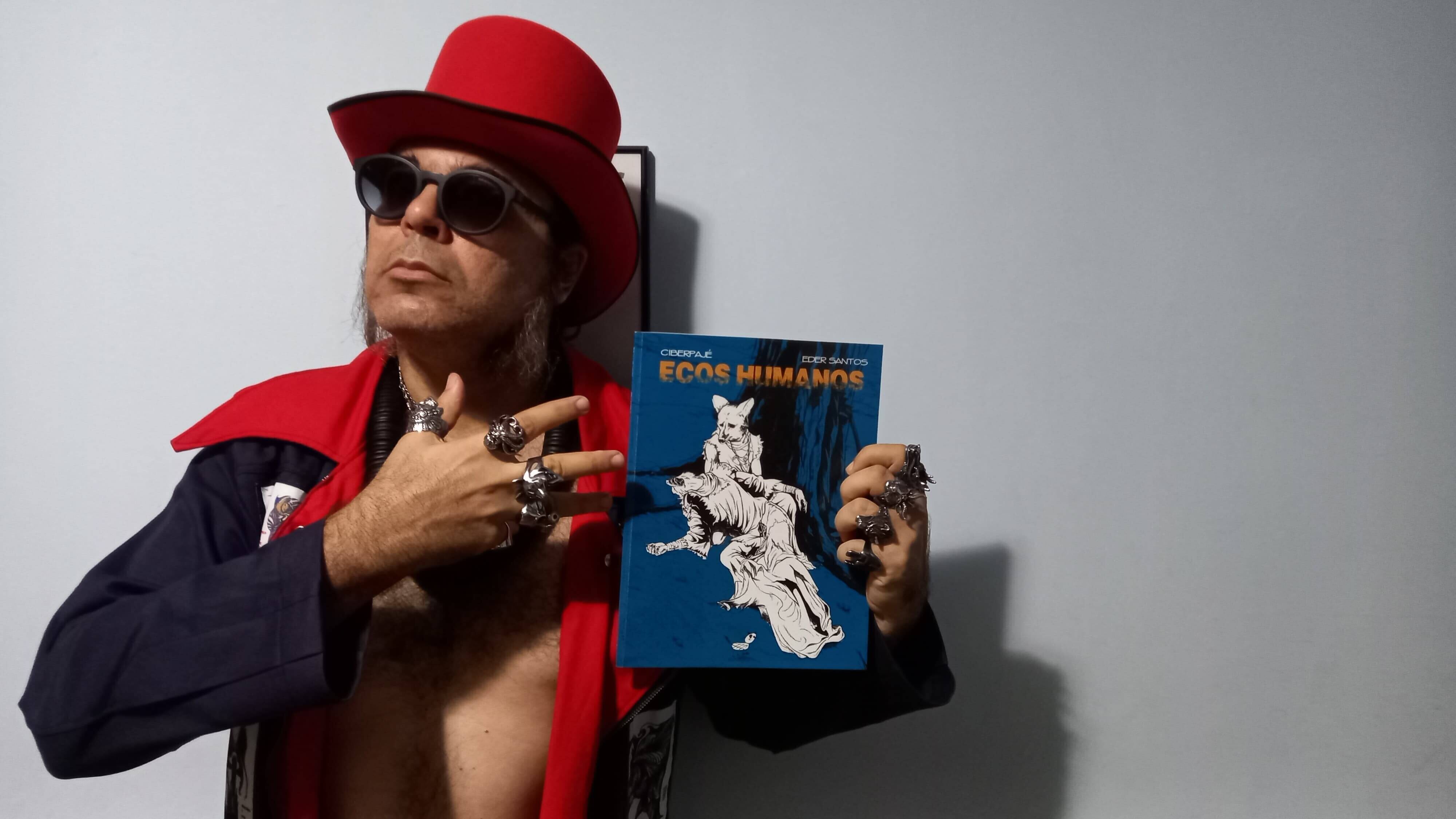 Ciberpajé posa com um exemplar da HQ Ecos Humanos