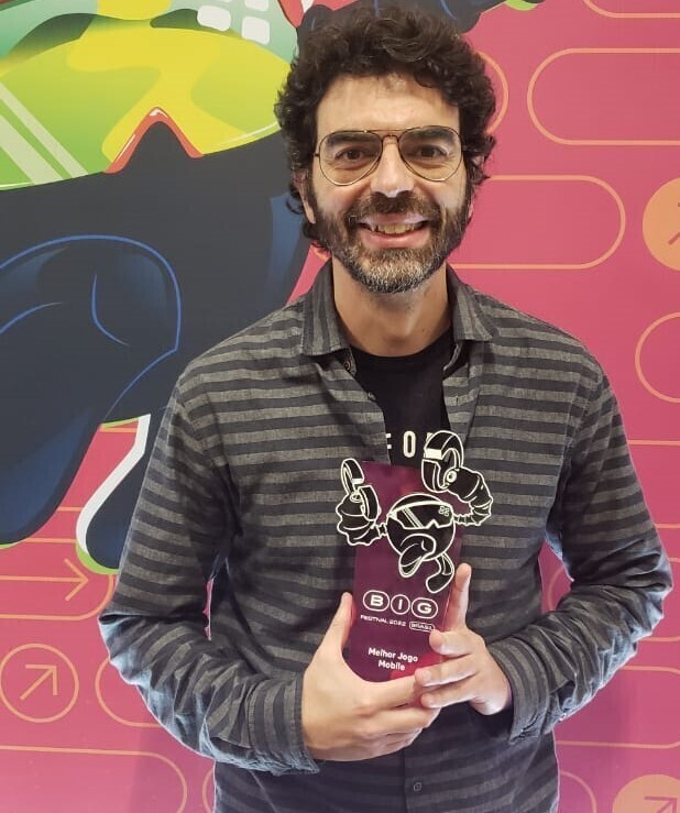 Lipe Trezza recebe o trófeu de Melhor Jogo Mobile no BIG 2022