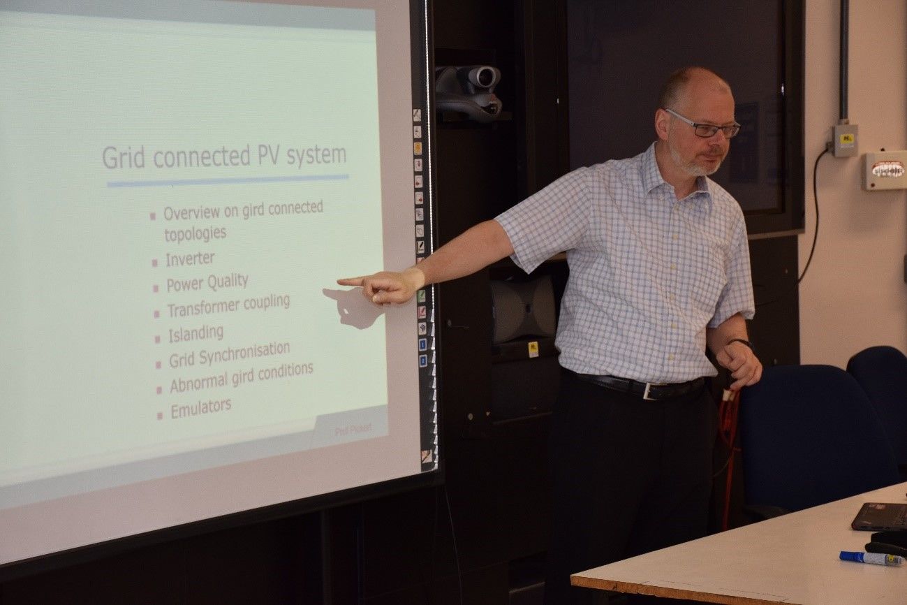 Prof. Dr. Volker Pickert durante um a de suas diversas apresenta&ccedil;&otilde;es.