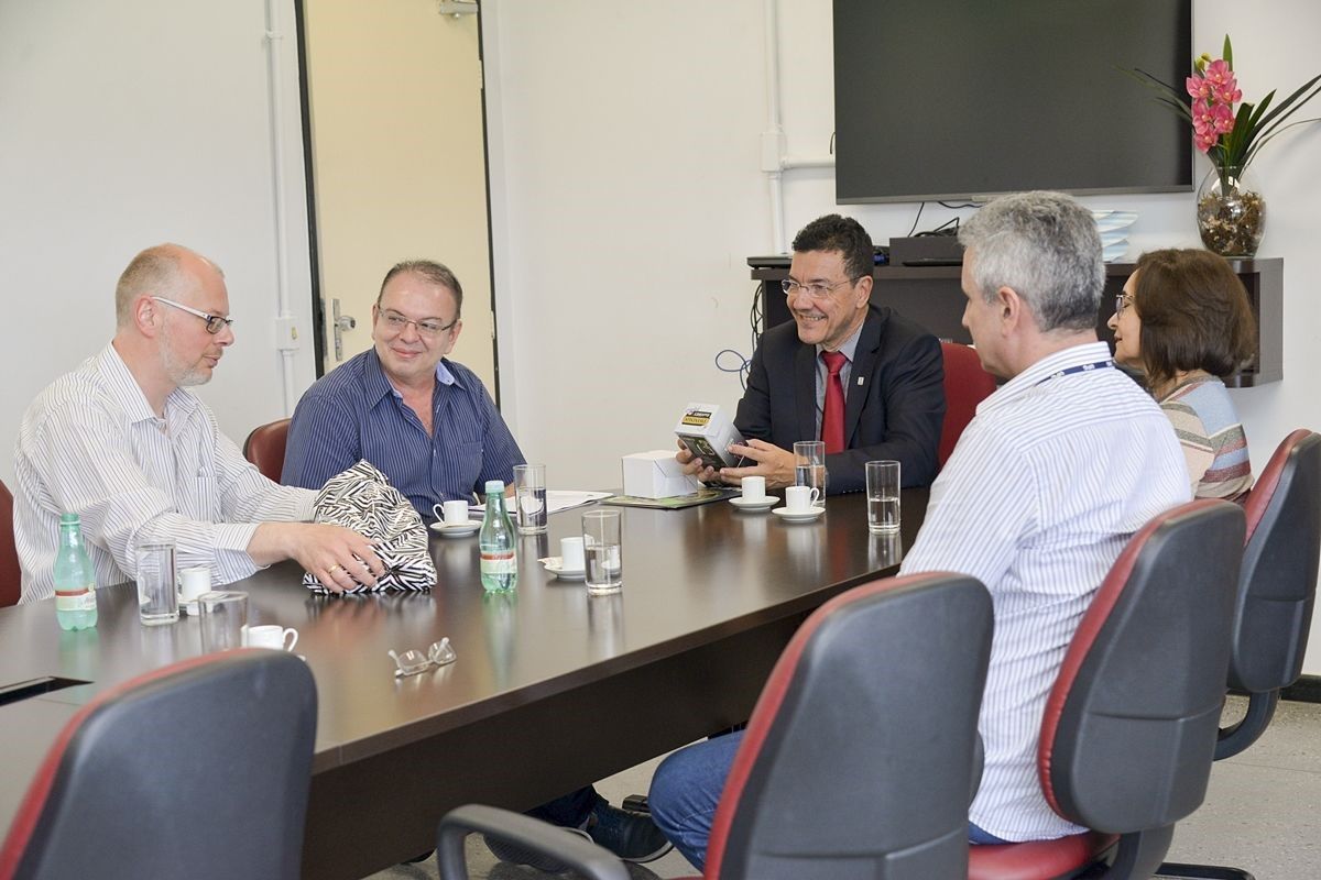 Prof. Dr. Volker Pickert sendo recepcionado pelo Magn&iacute;fico Reitor, Prof. Dr. Edward M. Brasil.