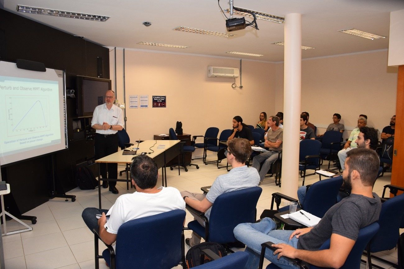 Prof. Dr. Volker Pickert durante um a de suas diversas apresenta&ccedil;&otilde;es.