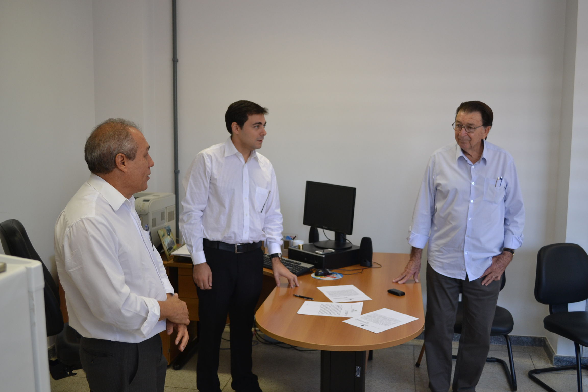 Vice-Reitor Prof. Manoel Chaves, Diretor Prof. Thiago e Sr. Haley Margon dando início à solenidade.