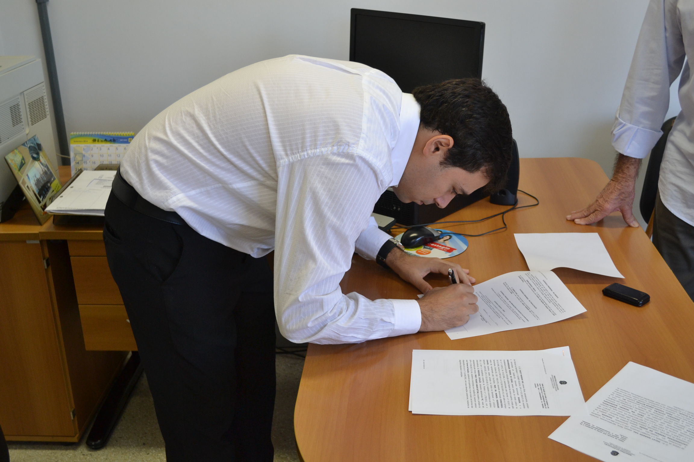 Momento da assinatura por parte do Diretor Prof. Thiago.