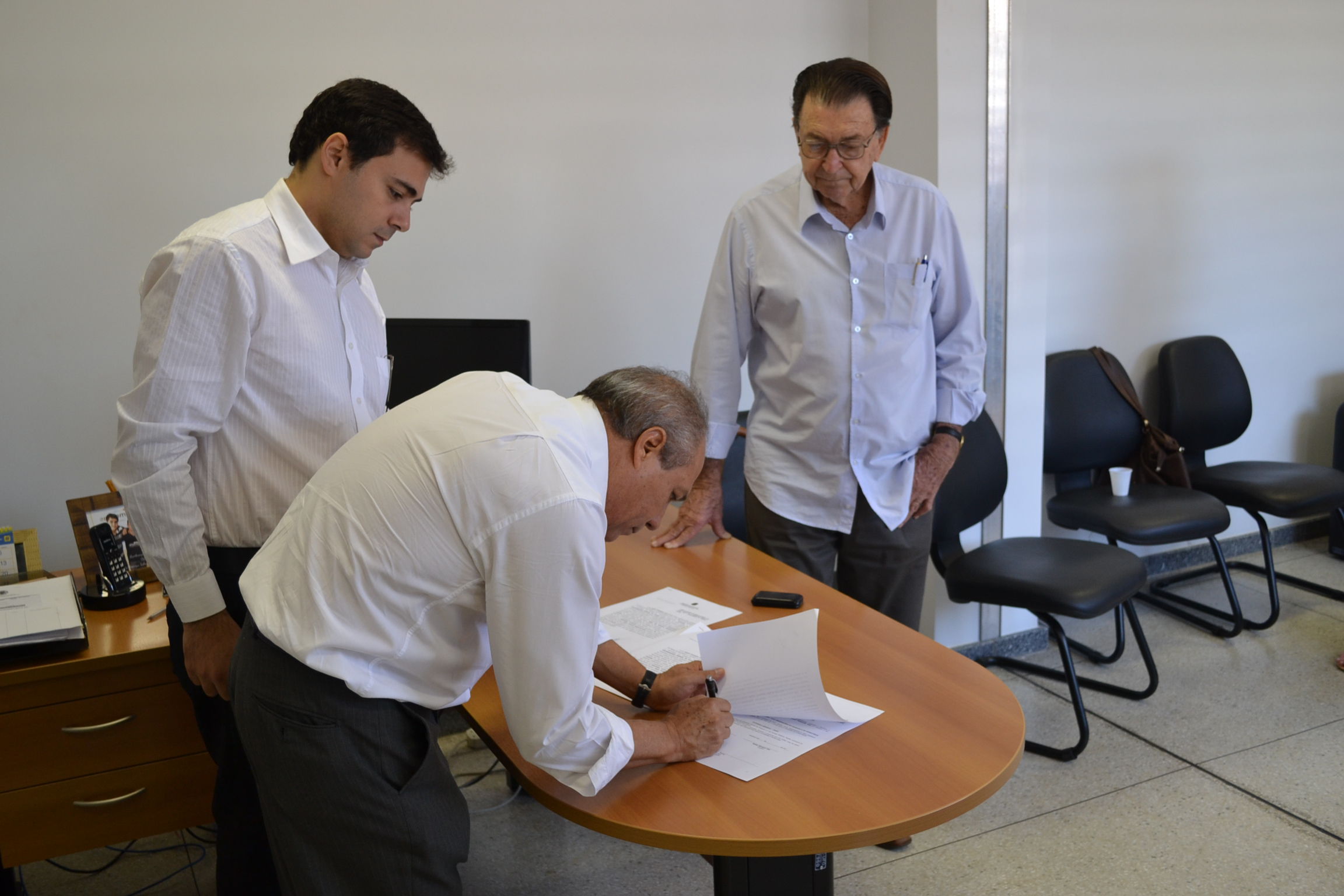 Momento da assinatura por parte do Vice-Reitor Prof. Manoel.
