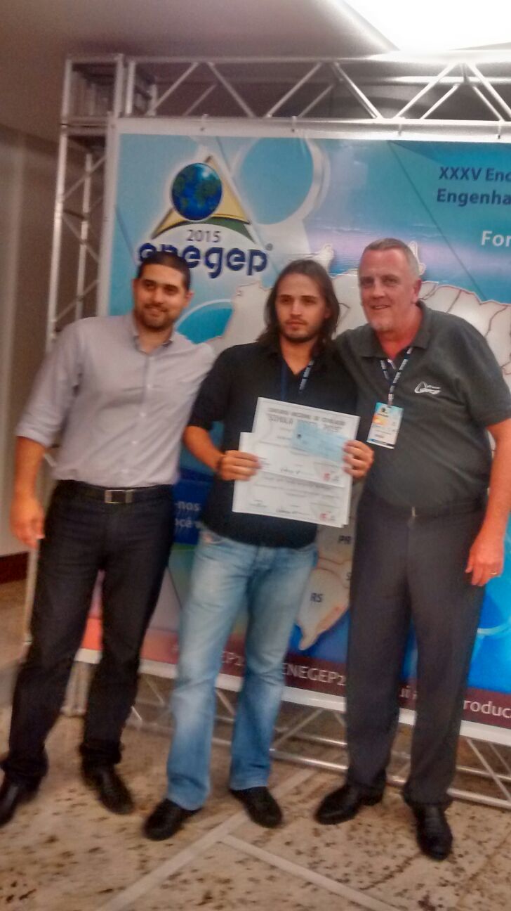 Aluno e professora do curso de Engenharia de Produção da UFG-Regional Catalão recebem prêmio no concurso SIMULA BRASIL 2015 durante o XXXV ENEGEP