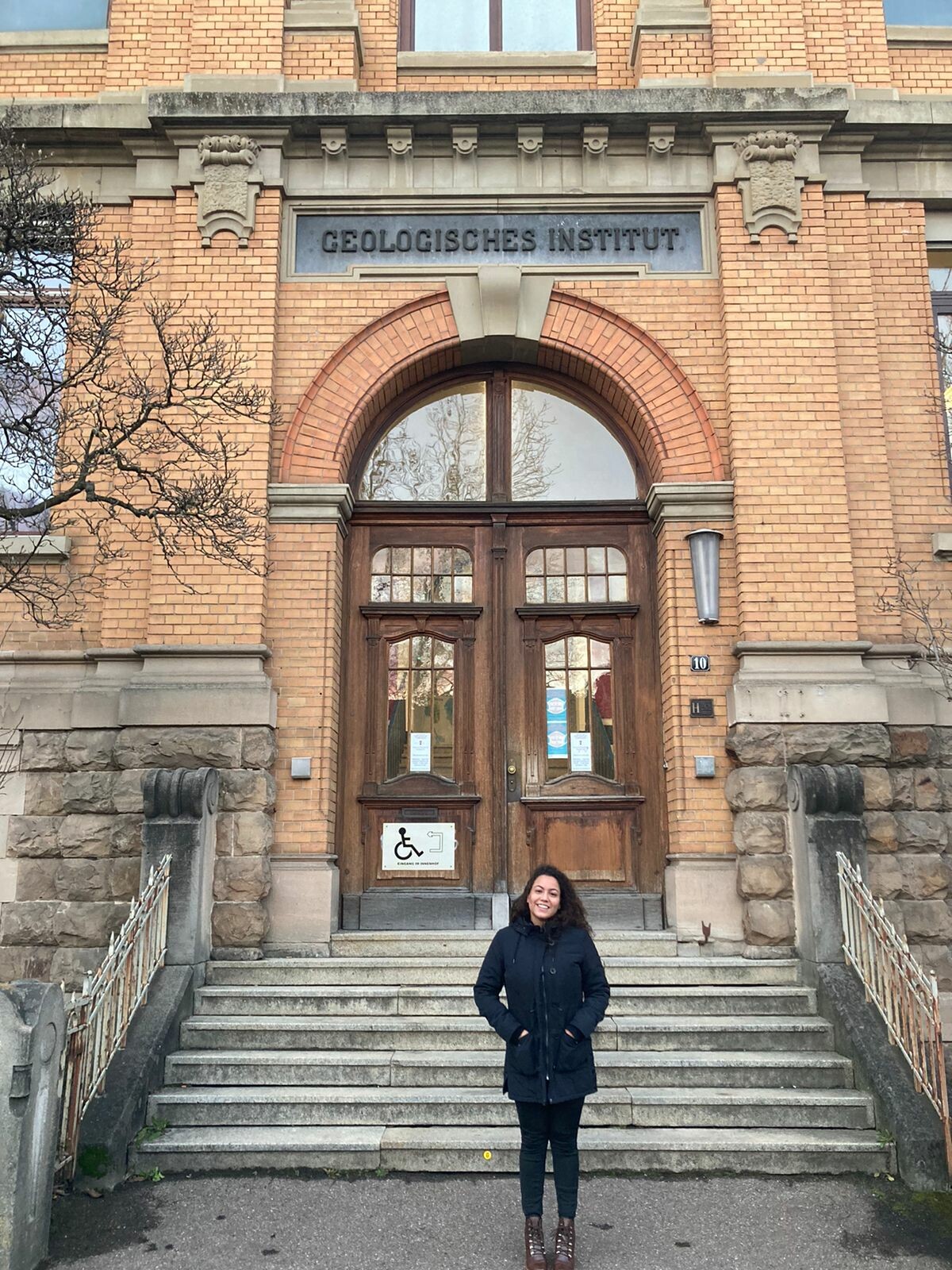 Natália na fachada do Instituto de Geologia em Tübingen, na Alemanha, onde está realizando suas pesquisas
