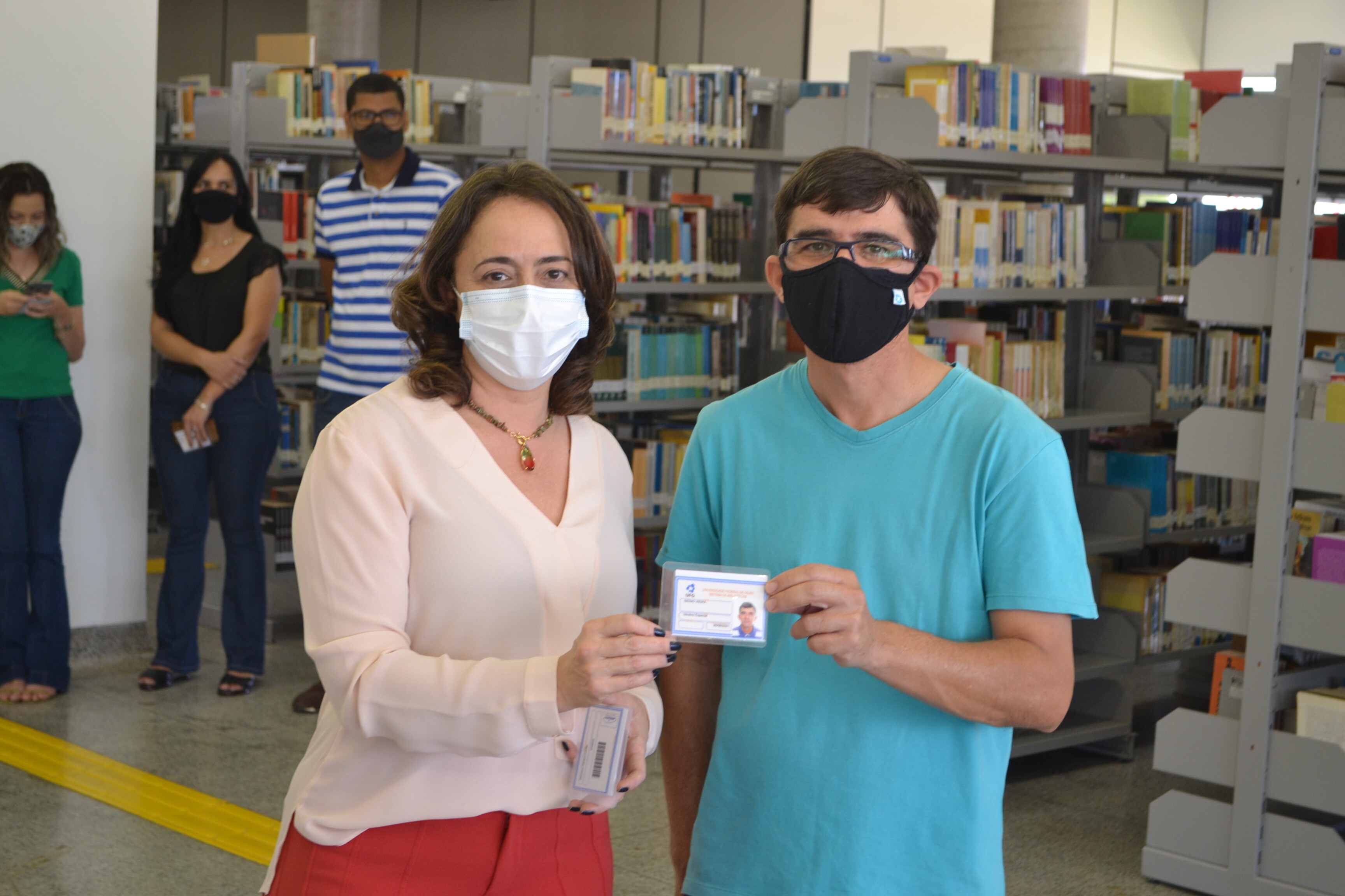 Funcionários terceirizados recebem carteira para usufruir dos serviços da Biblioteca da UFCAT
