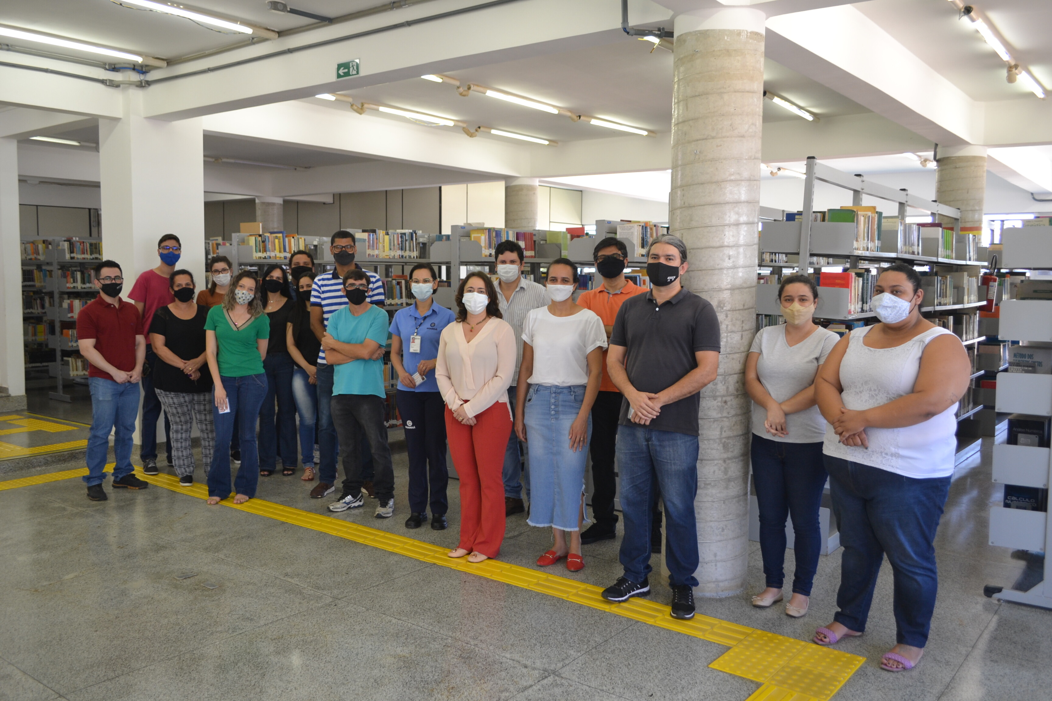 Funcionários terceirizados recebem carteira para usufruir dos serviços da Biblioteca da UFCAT