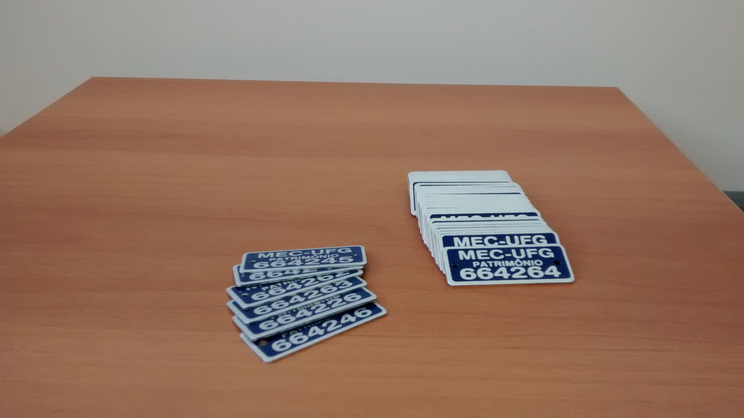 Placas de identificação afixadas no patrimoniamento de bens