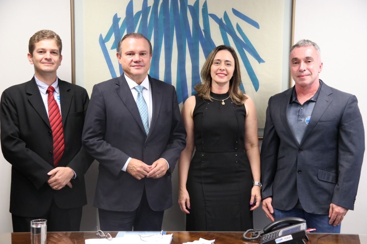 Roberto Tavares, Senador Wellington Fagundes, professora Roselma Lucchese e professor Henrique Senna