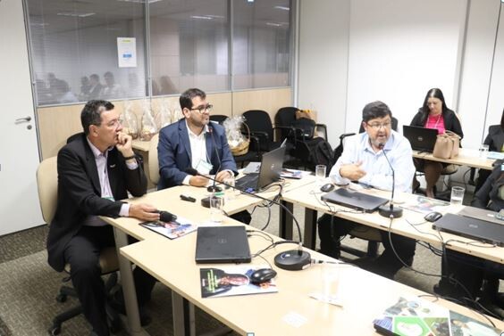 Prof. Julio Pituba /PROPESQ UFCAT mediando os debates. À esquerda, Prof. Edward Brasil, GAB/FINEP e à direita, Prof. Laerte Guimarães, DPB/CAPES.