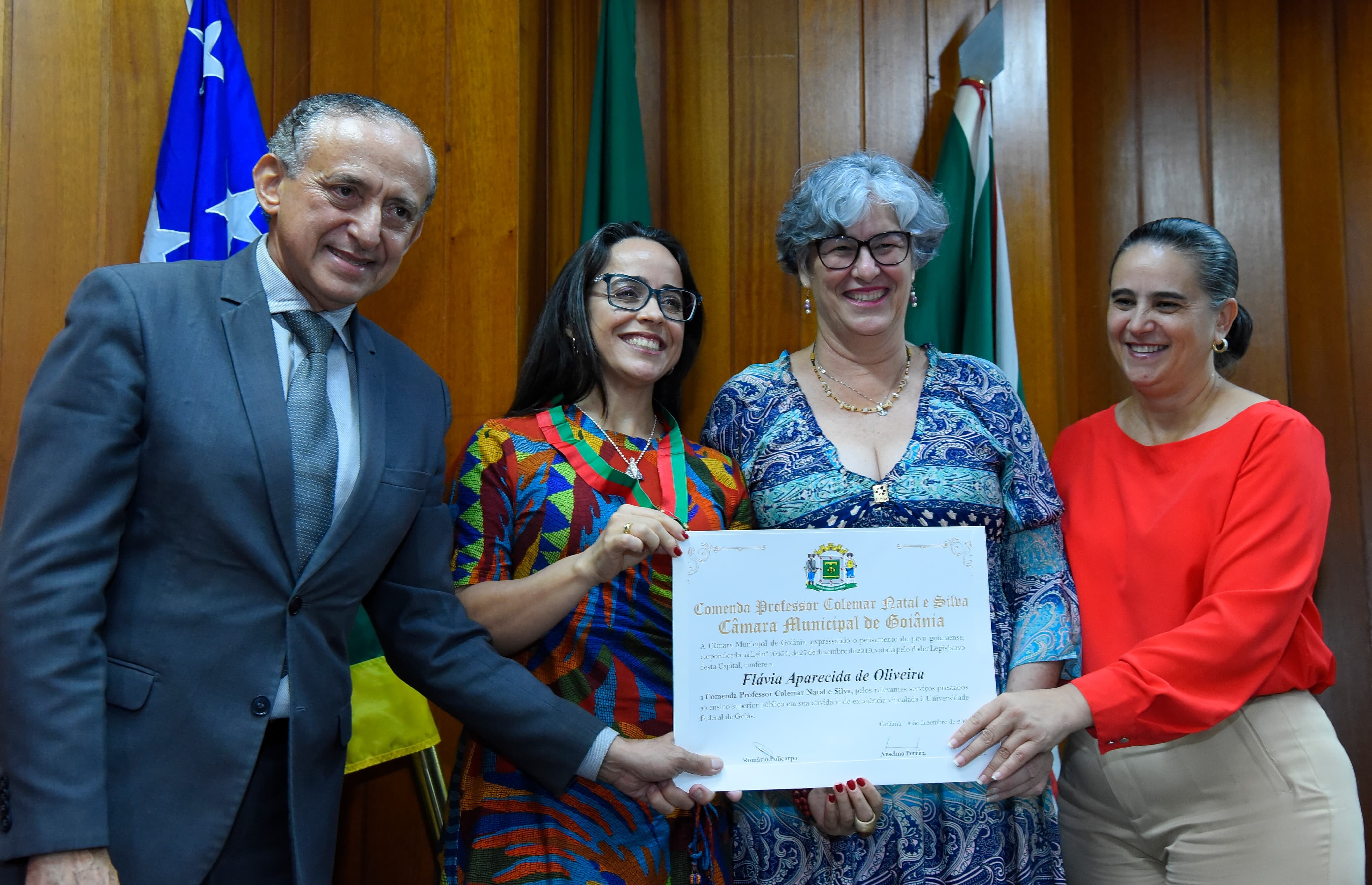 profa Flávia recebe a comenda 