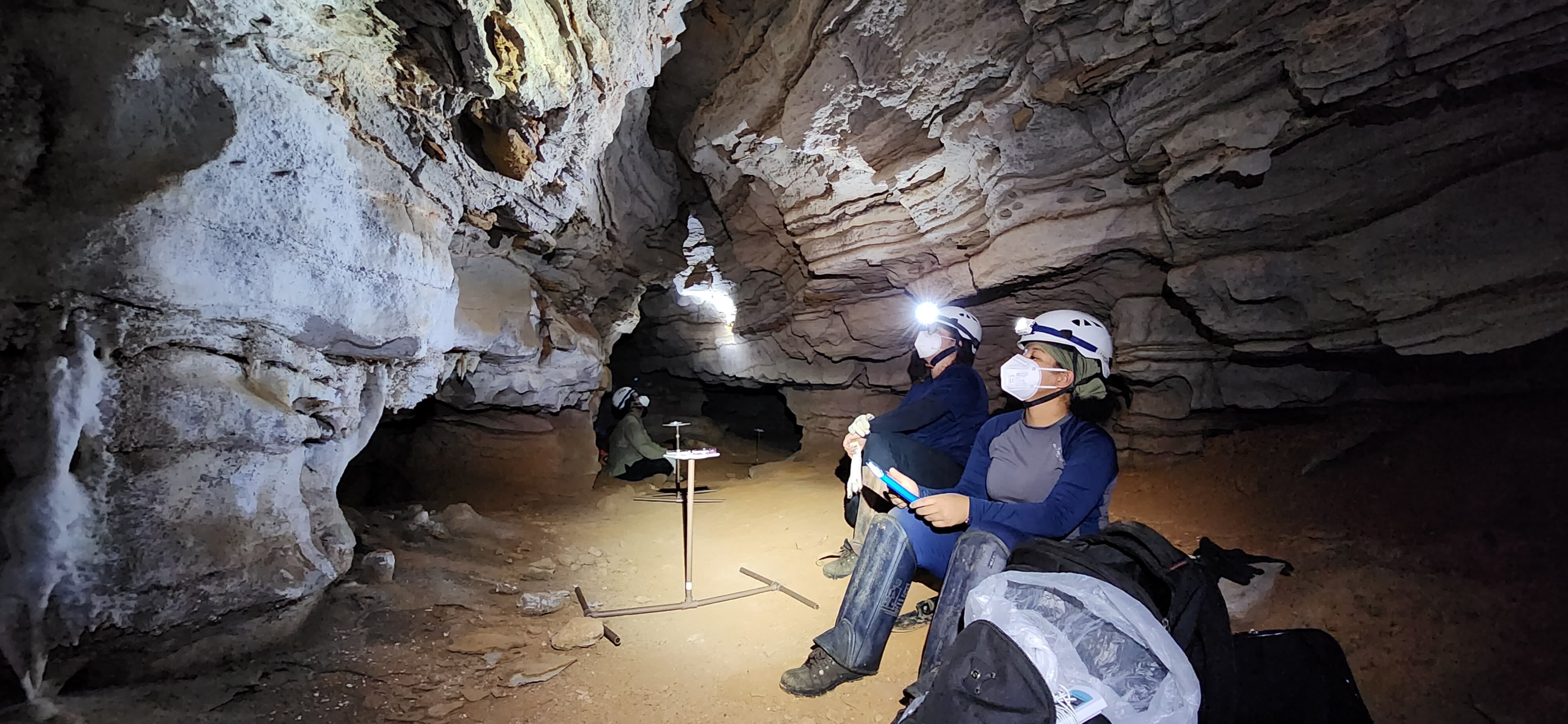  Amostragem de fungos do ar em caverna do Cerrado goiano. Foto: LabMicol/Jadson Bezerra
