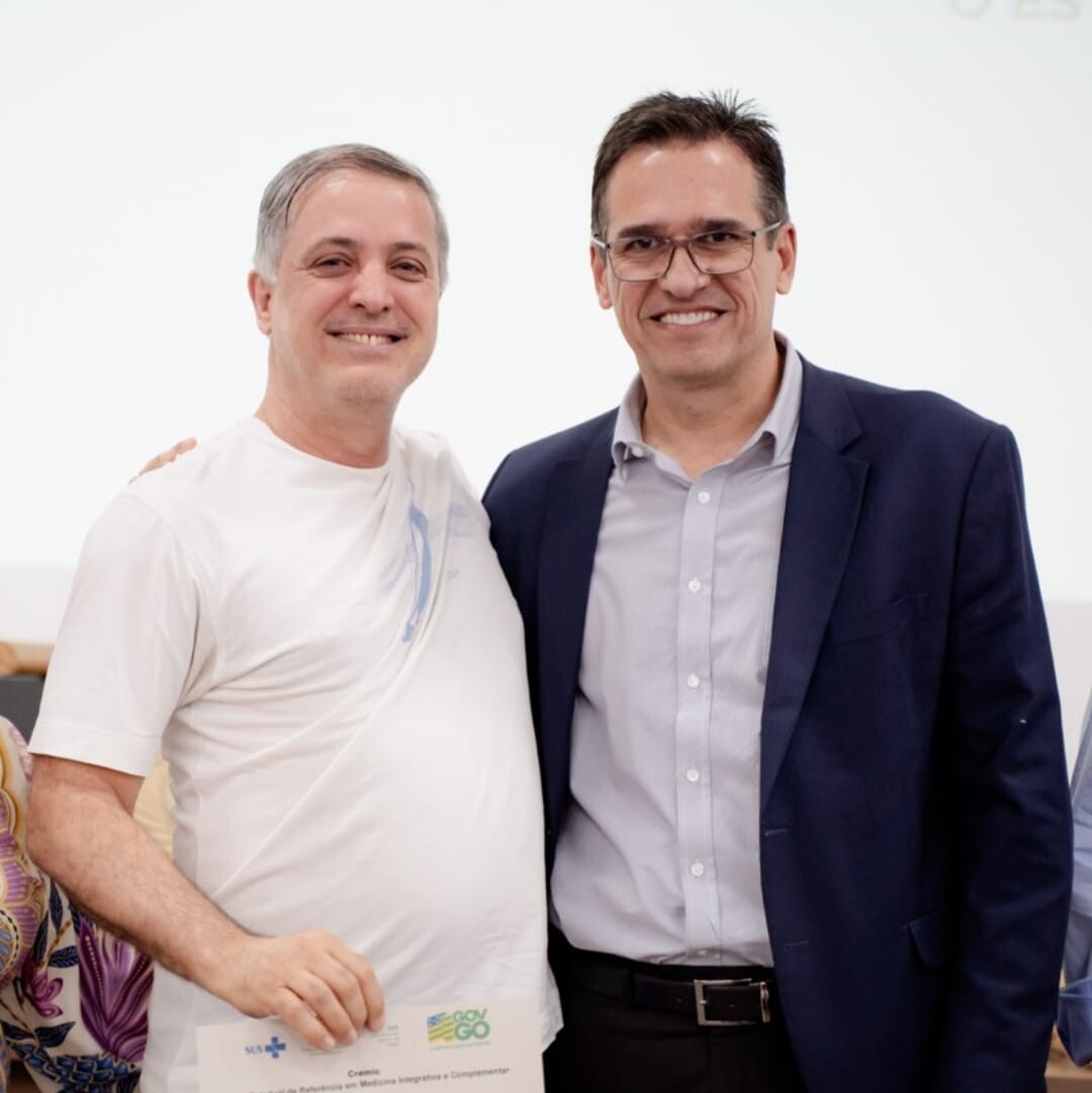 Professor Auro Elias recebeu o certificado do secretário adjunto da SES-GO Sérgio Vencio, durante evento comemorativo aos 38 anos da unidade