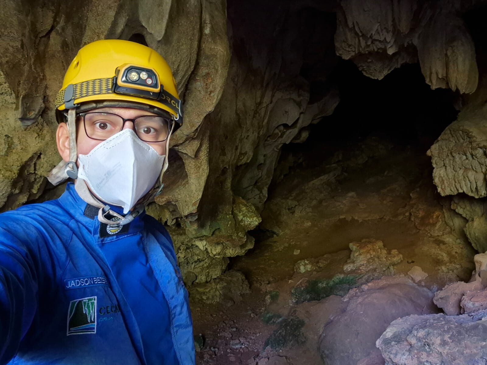 O professor Jadson Bezerra durante expedição em caverna