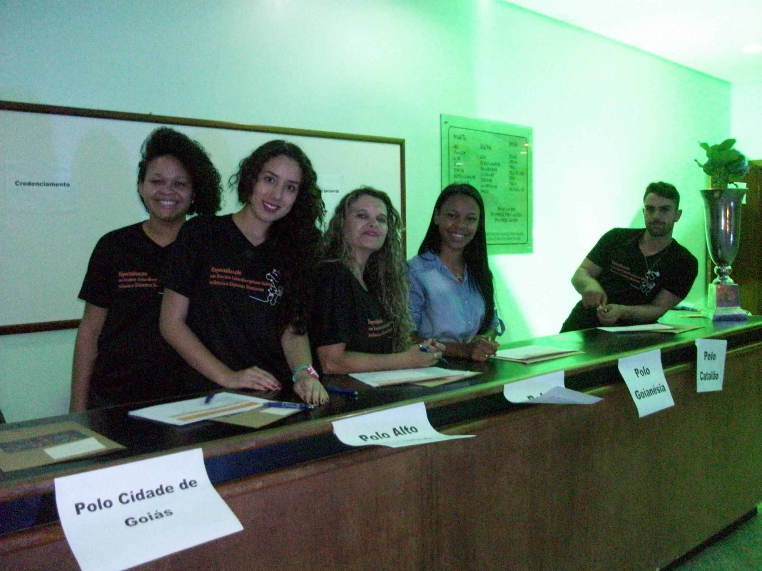 pessoas do credenciamento fazendo pose  para foto