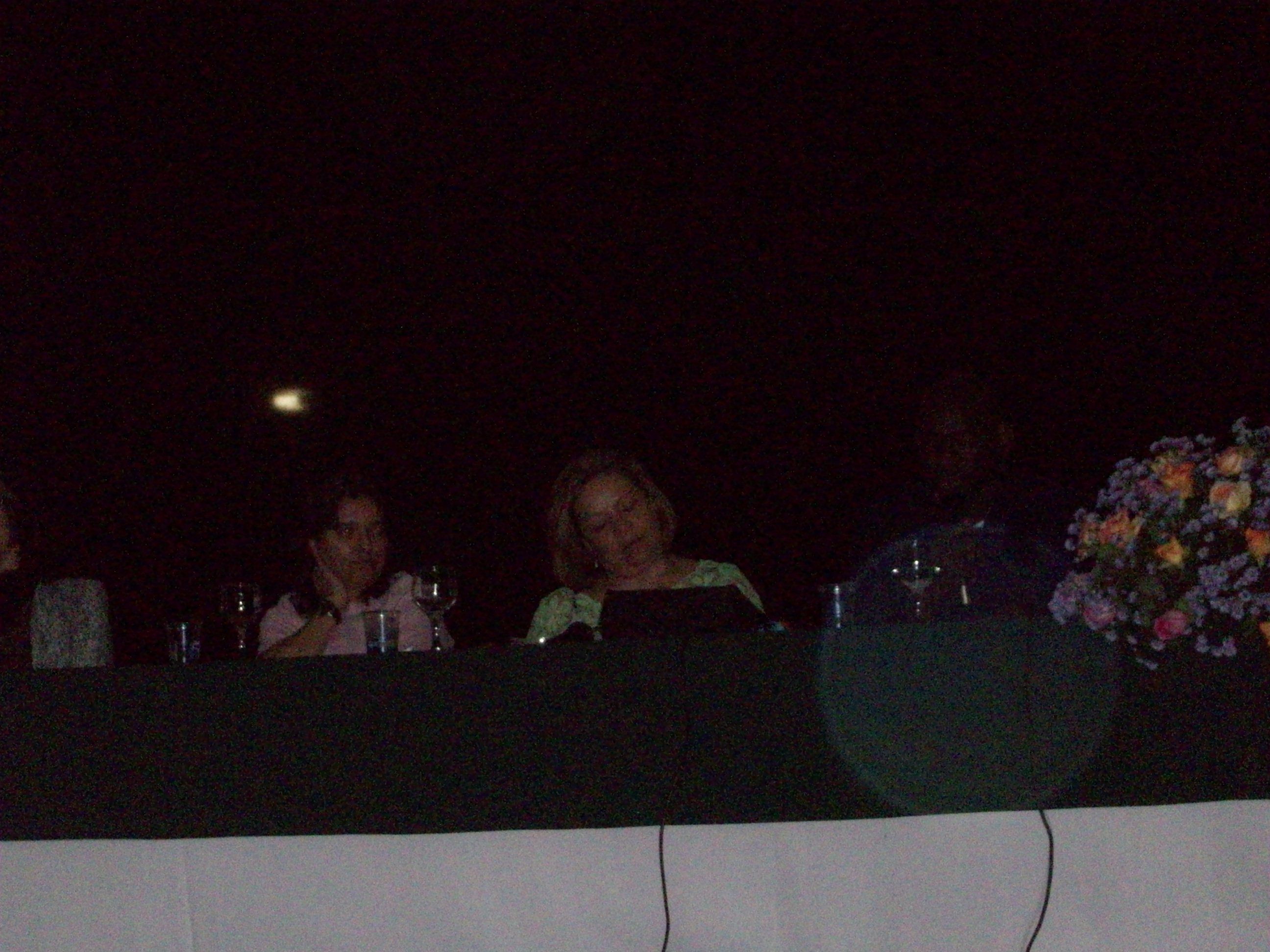 Professores sentados conversando 