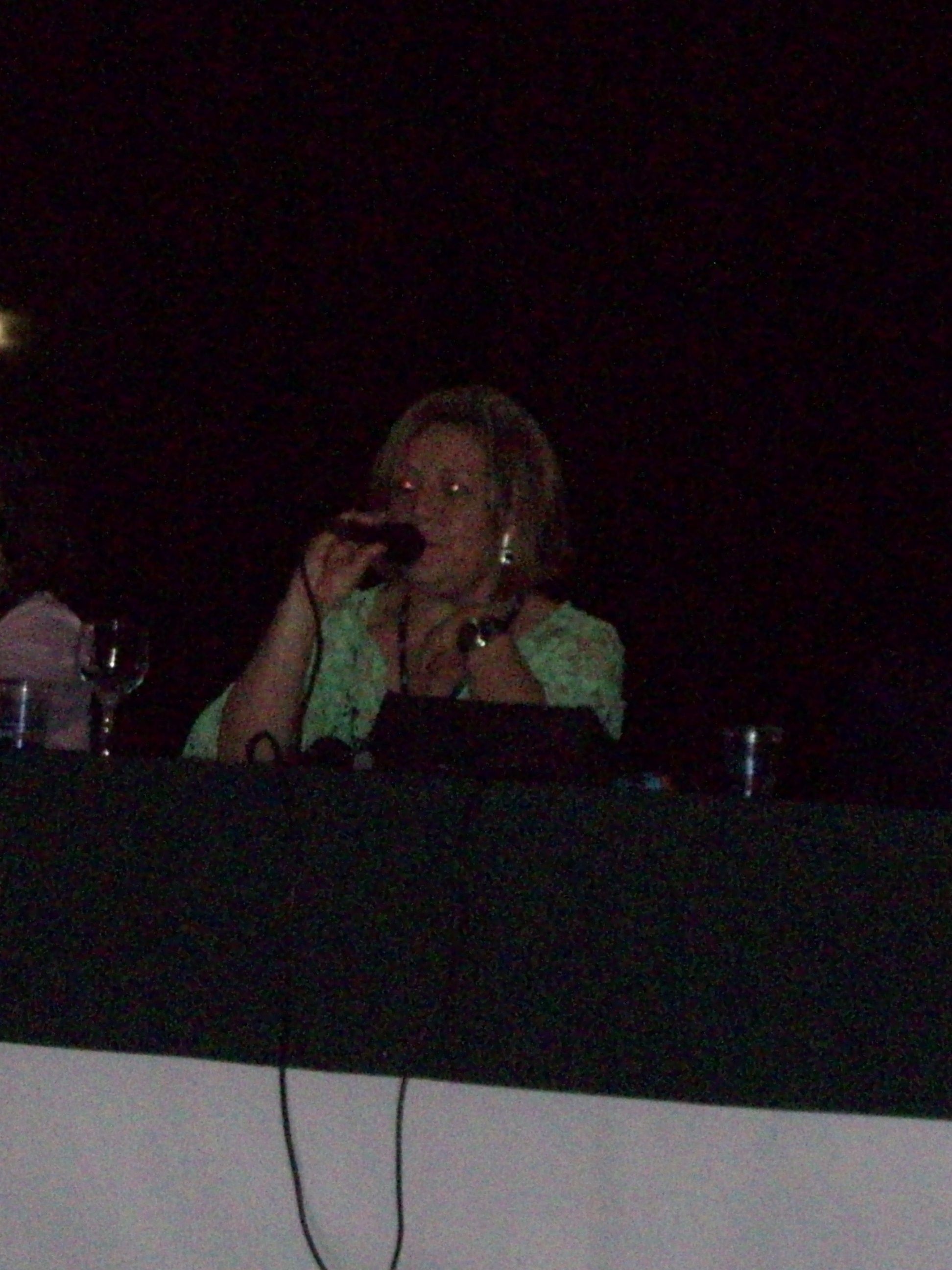 Professora Altina falando no microfone 