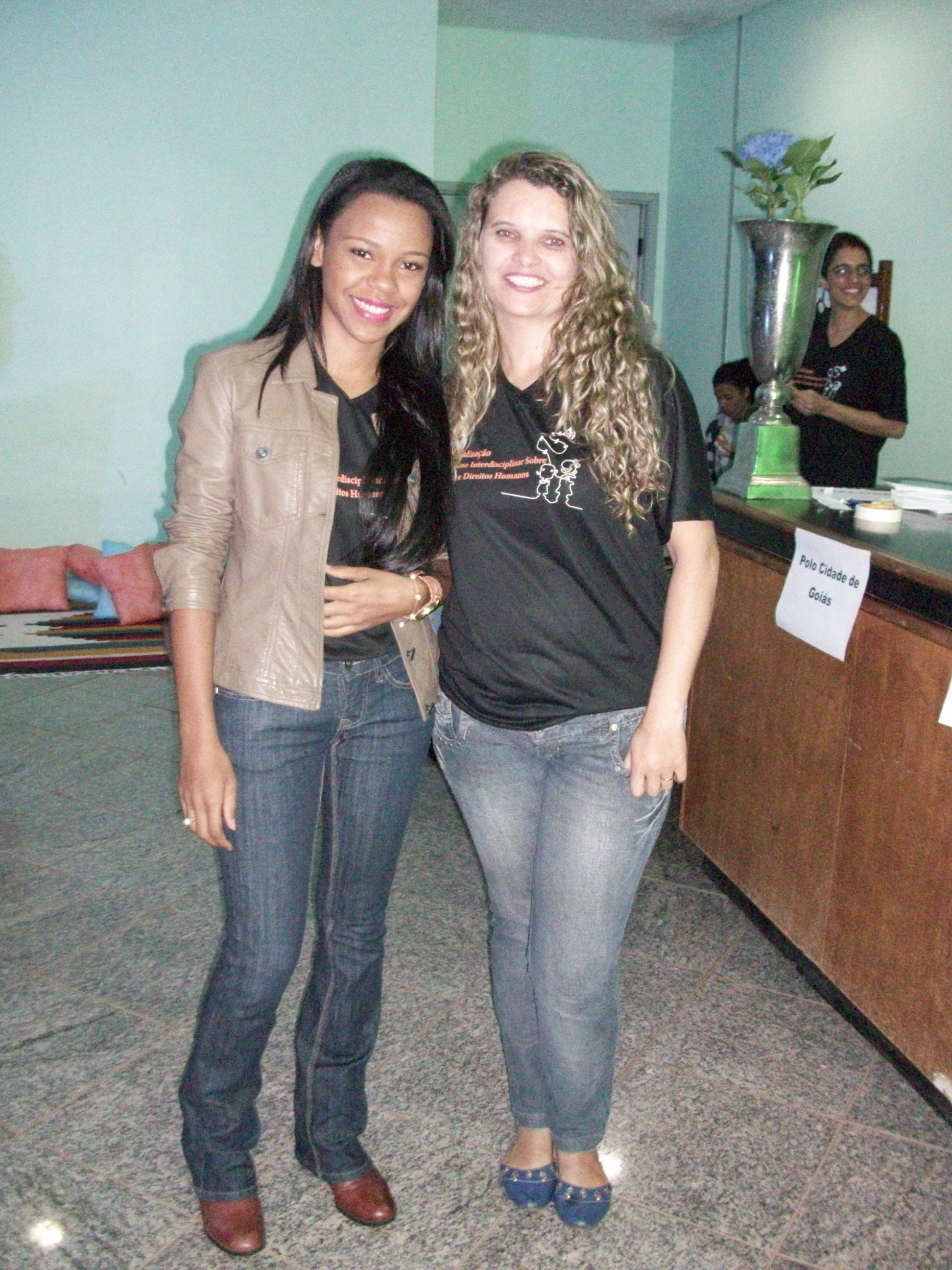 Izaelen e Silviene abraçadas fazendo pose para foto 