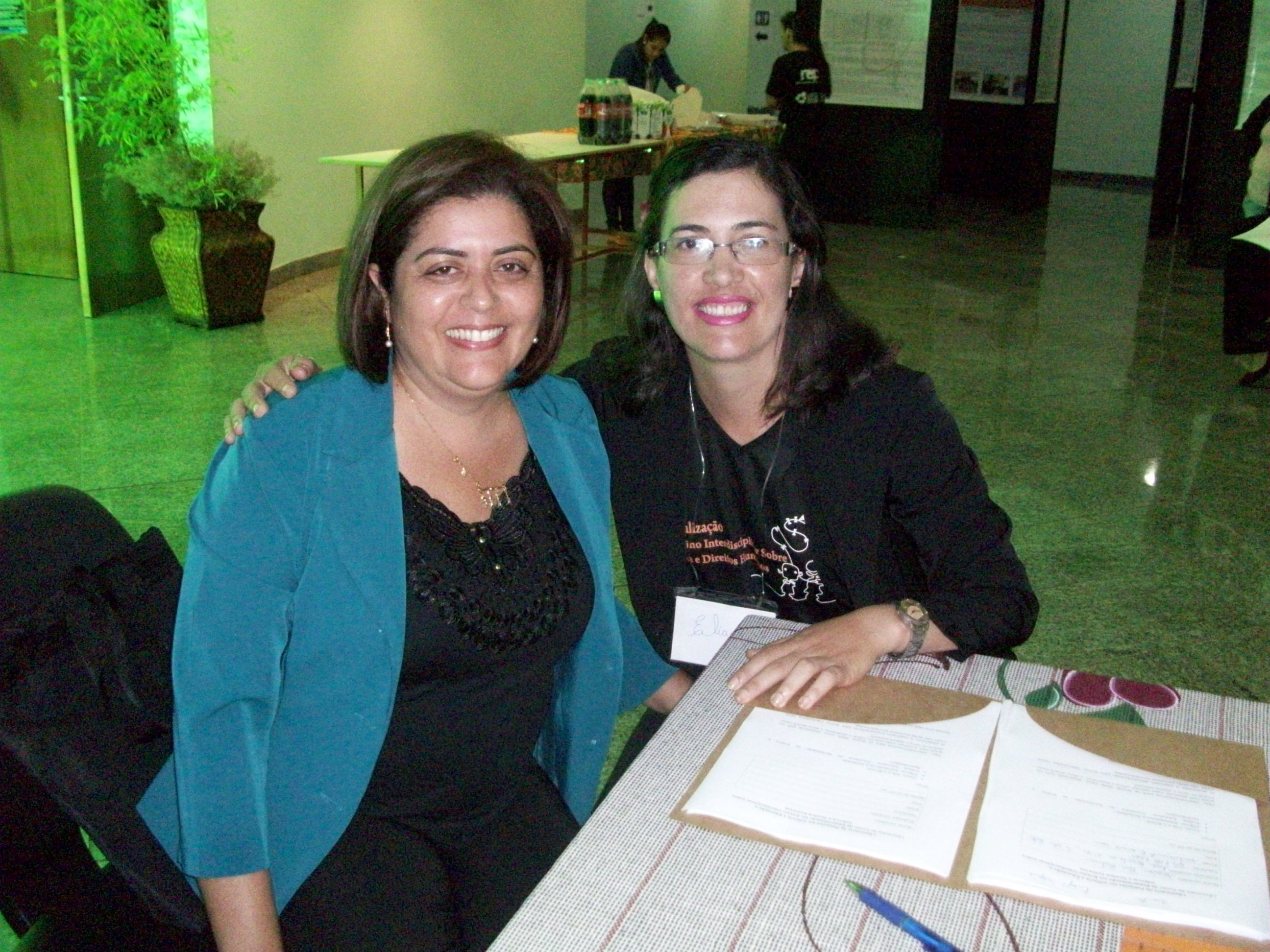 Eliane abraçando uma professora para foto