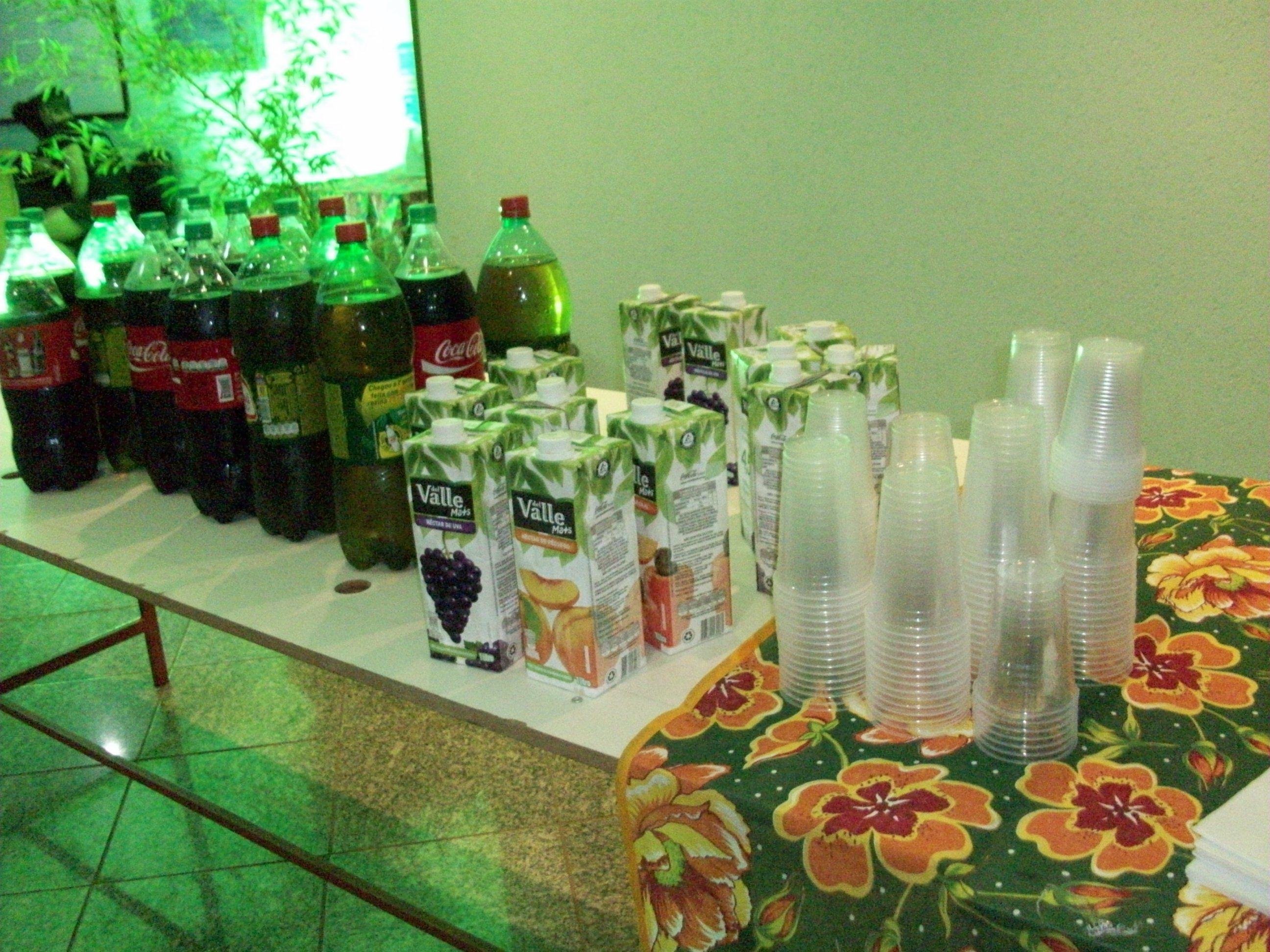 MESA COM REFRIGERANTES COPOS 