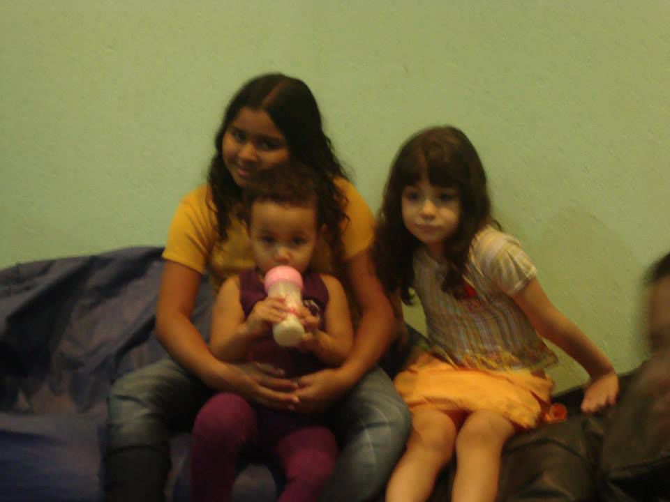 criancas sentadas no sofa