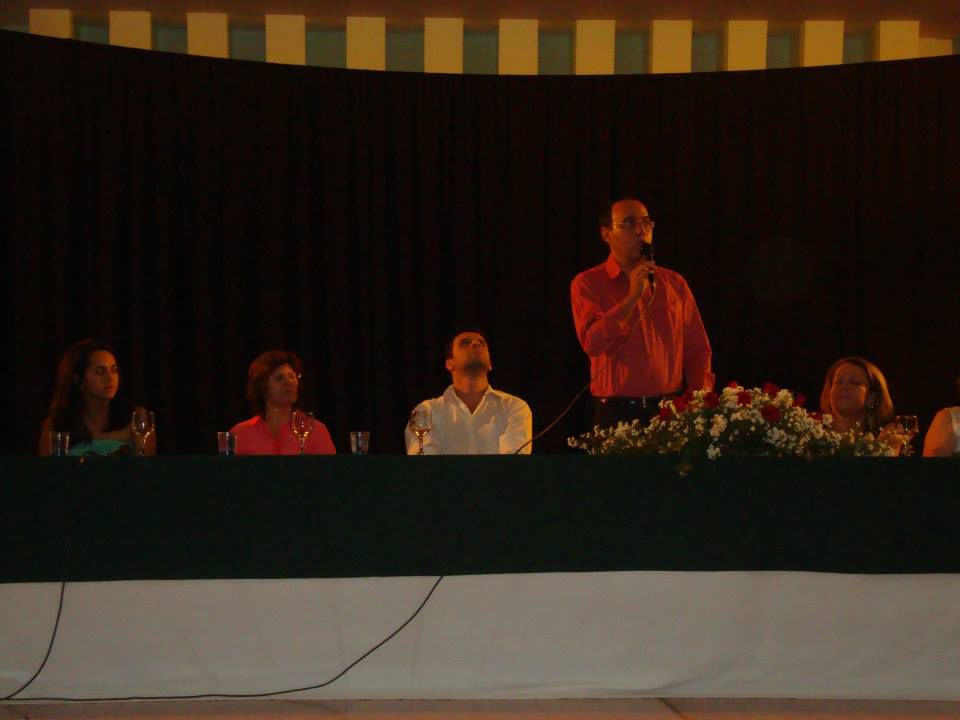 pessoa discursando 