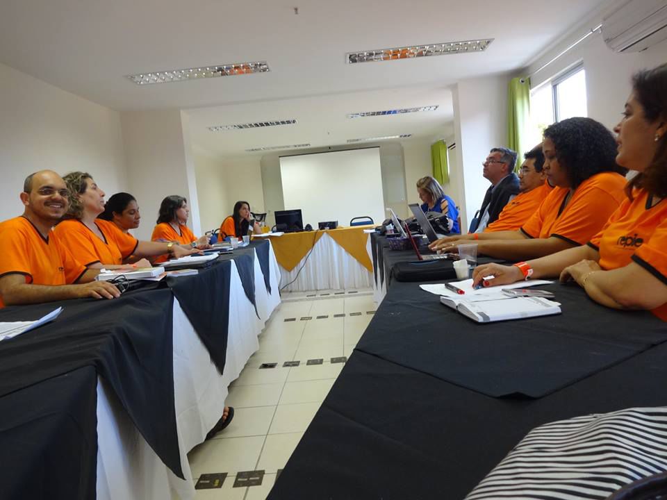 Pessoas sentadas  momentos de discussão e planejamento!