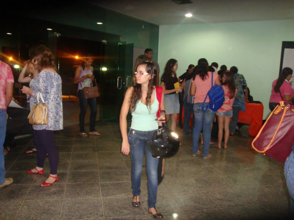 pessoas na entrada do evento