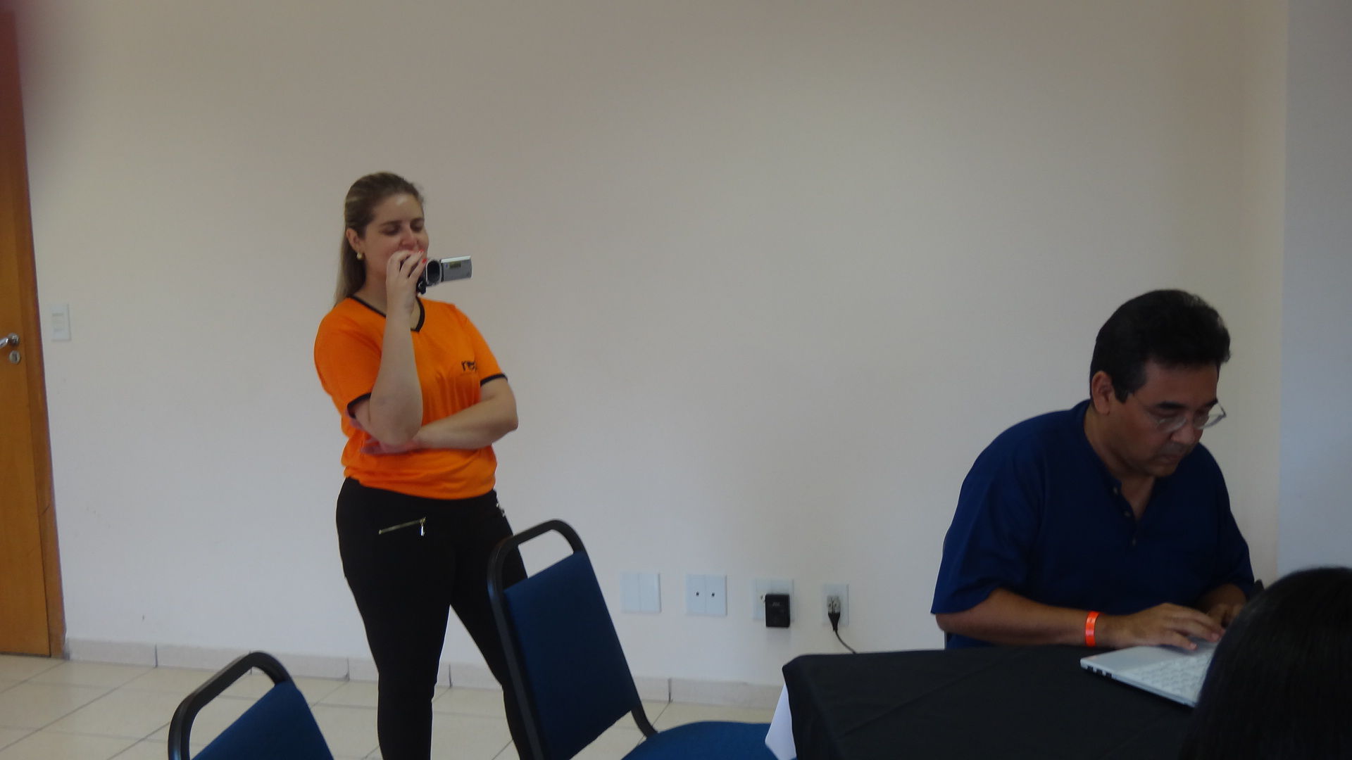 pessoa em pé filmando a apresentação 