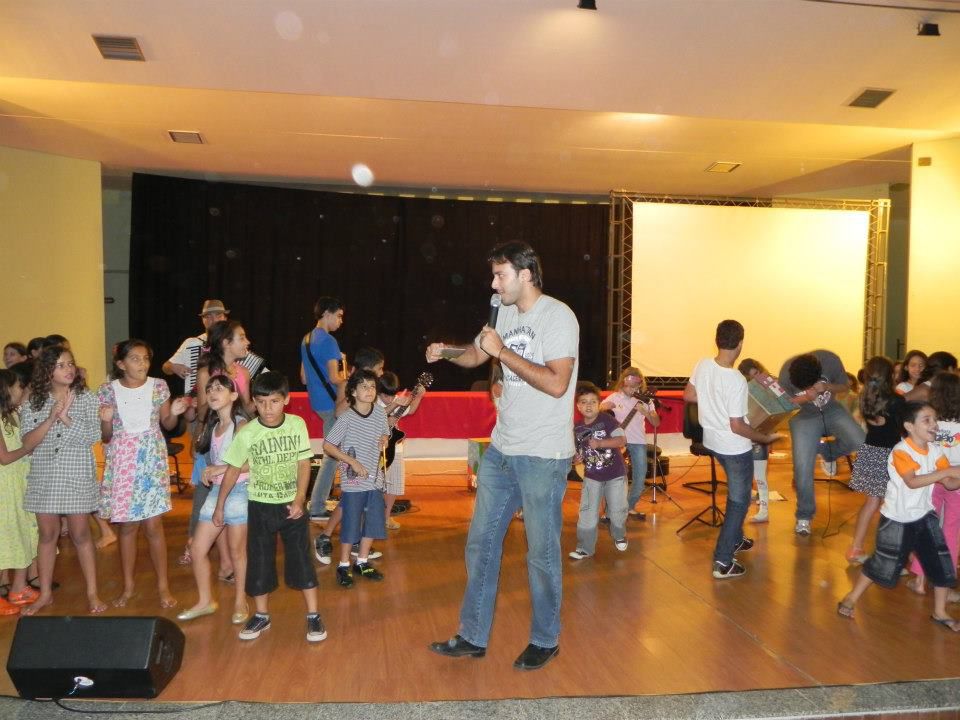Tio Henrique e as crianças no Simpósio da Infância 2012