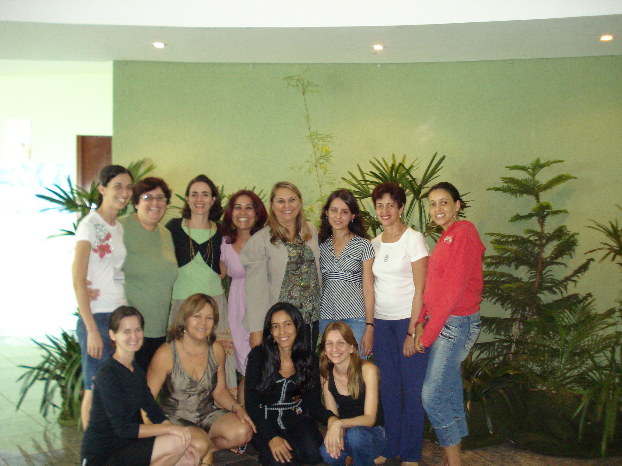 pessoas reunidas para abraçadas para foto 