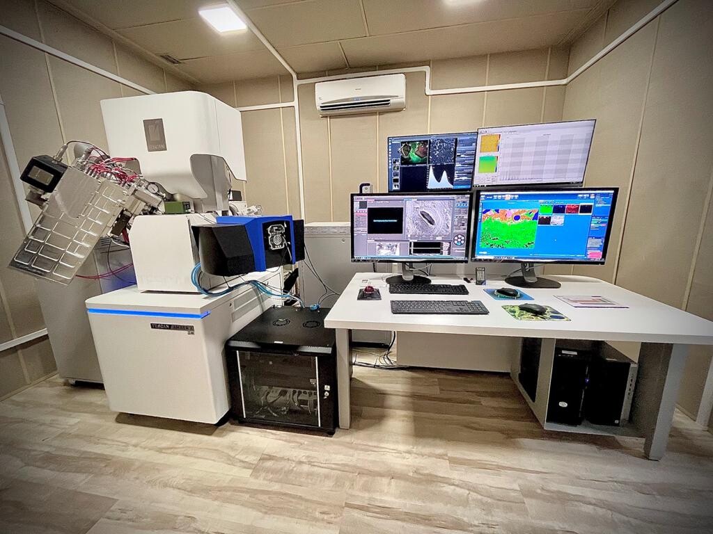 Foto do equipamento TOF-SIMS