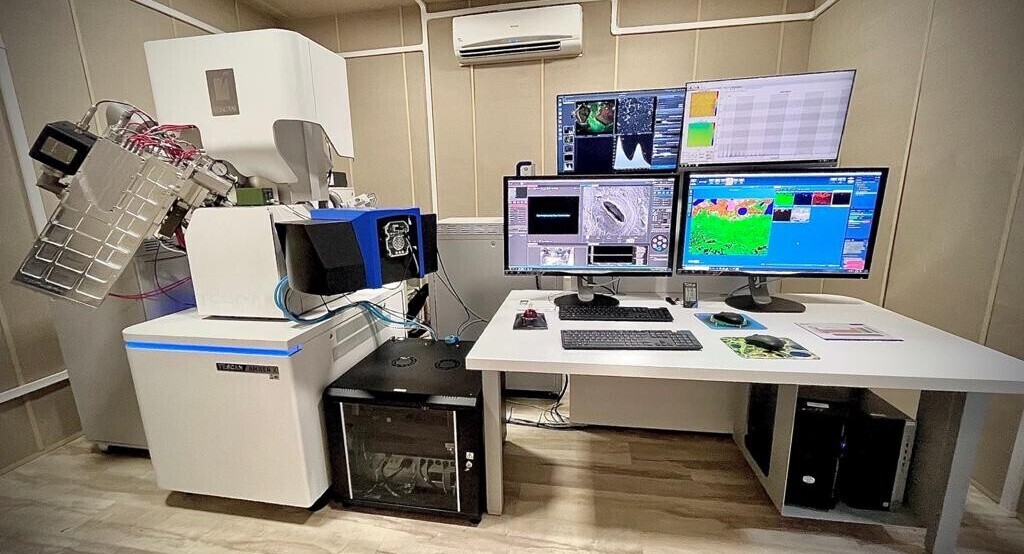 Foto do equipamento TOF-SIMS
