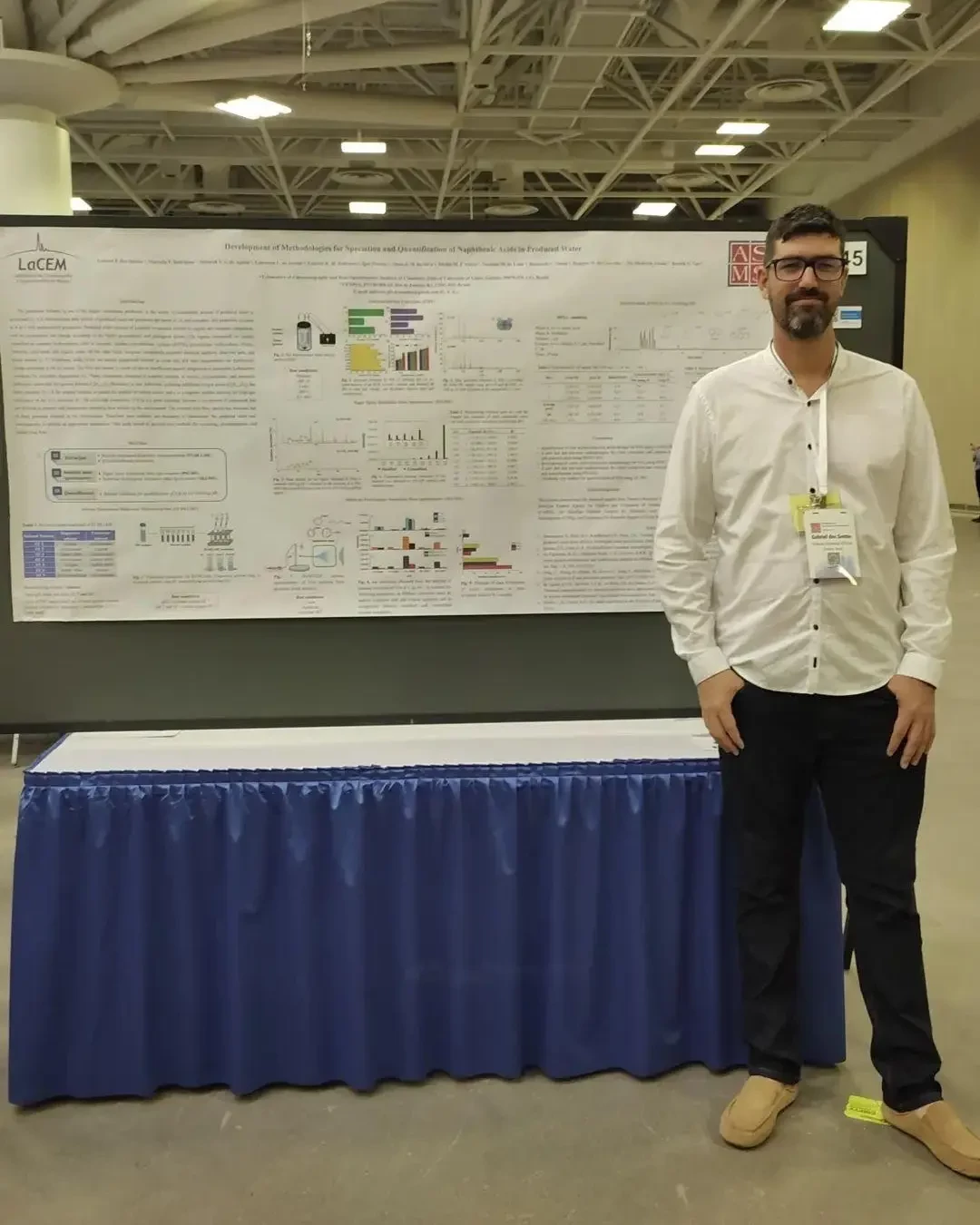 Integrante do LaCEM apresentando poster na ASMS