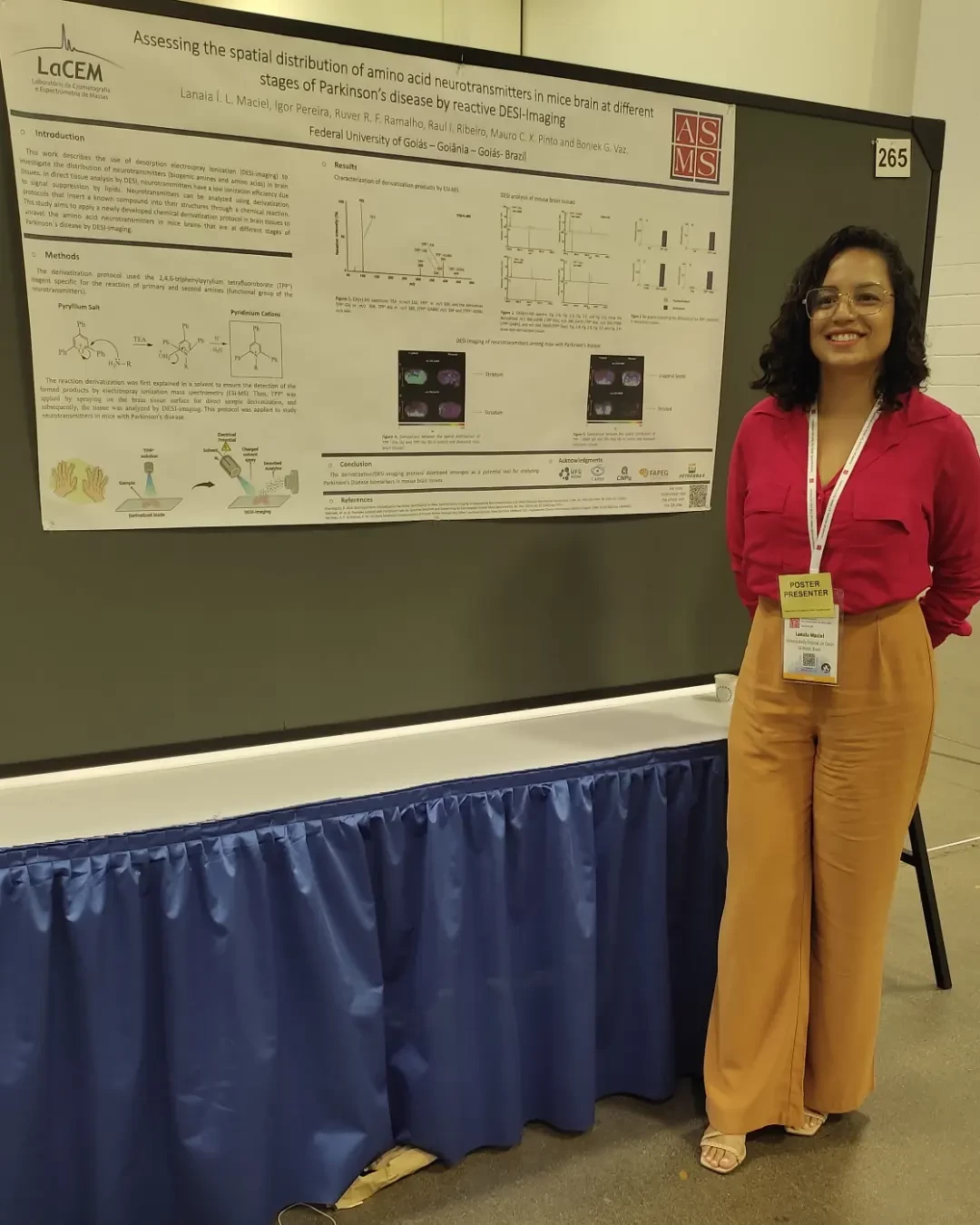 Integrante do LaCEM apresentando poster na ASMS