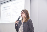 Foto da palestrante Milene Dantas durante a palestra.