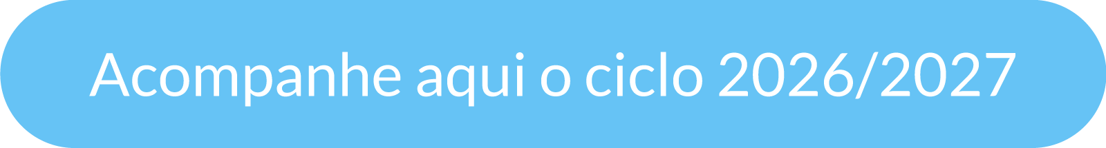 A imagem apresenta um botão retangular com bordas arredondadas em um tom de azul claro. Centralizado no botão, está o texto "Acompanhe aqui o ciclo 2026/2027" escrito em letras brancas. O design é minimalista e funcional, servindo como um elemento visual de chamada para ação em um ambiente digital.