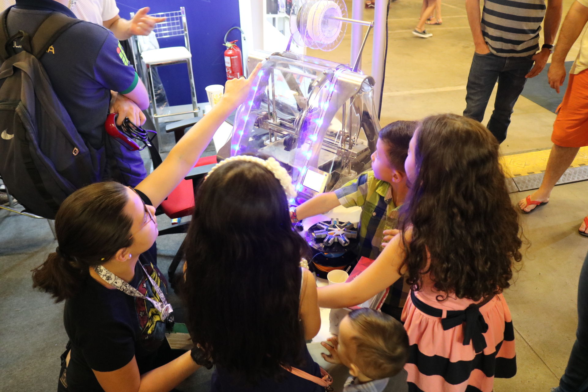 Crianças no stand da UFG na Campus Party Goiás