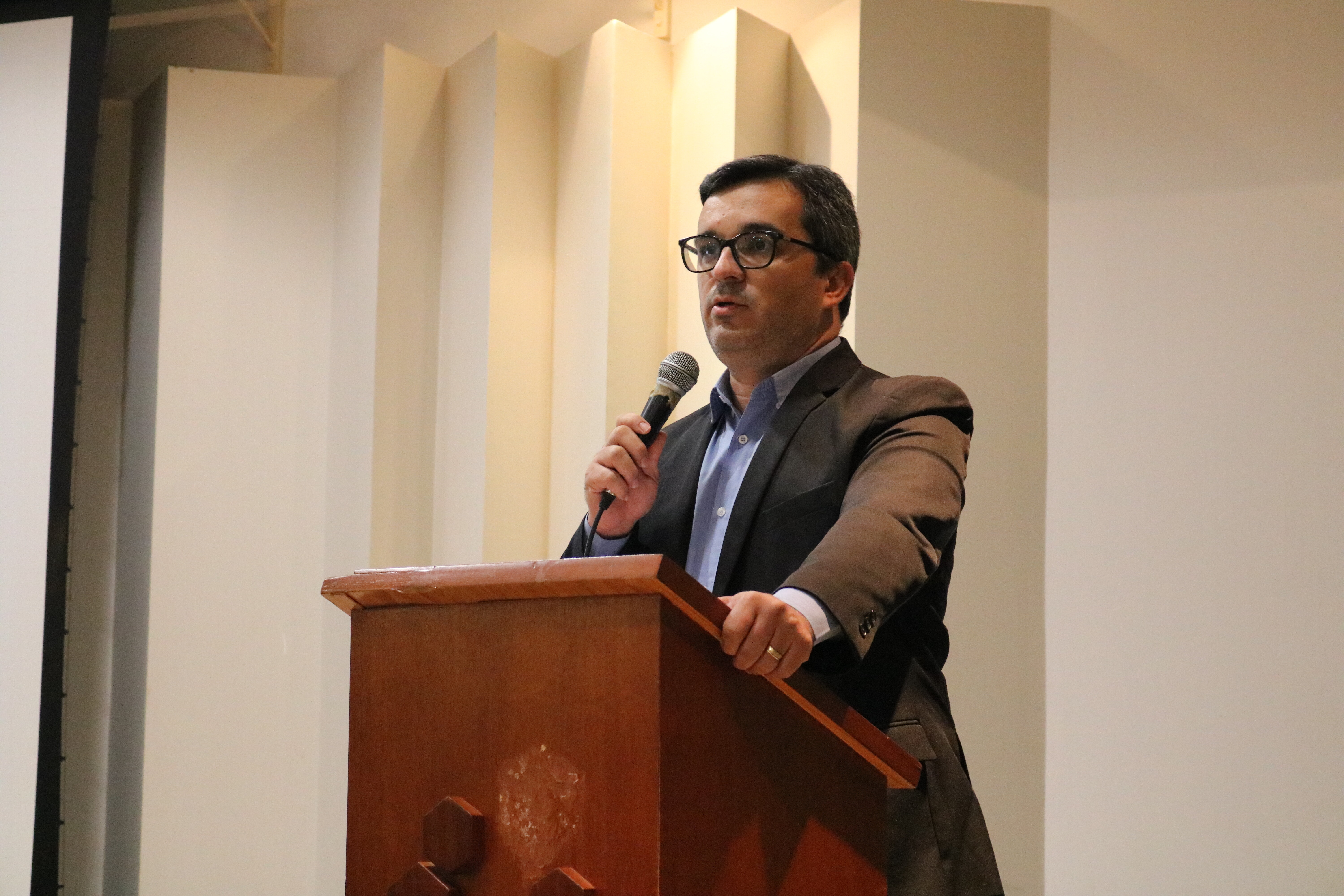 Professor profere seu discurso