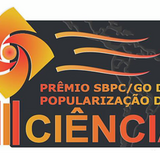 O banner institucional divulga as inscrições abertas para o "Prêmio SBPC Goiás de Popularização da Ciência 2026", destacando o título em letras brancas e amarelas. O fundo combina tons de azul e roxo com grafismos que lembram constelações, além de ícones circulares que ilustram áreas como biologia, tecnologia e astronomia. Na parte inferior, estão dispostas as marcas das organizações realizadoras e apoiadoras, incluindo a SBPC, a UFG e a Fapeg.