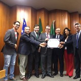 Vereadores e professor Jesiel com Moção de Aplauso Vereadores e professor Jesiel com Moção de Aplauso