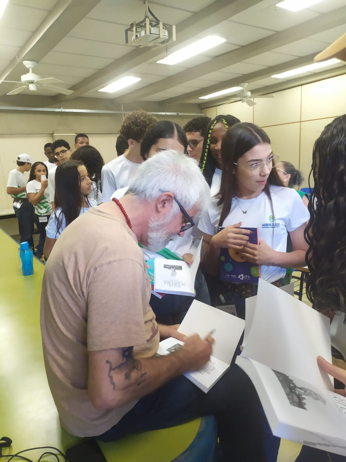Lançamento de livro para alunos do Agrocolégio