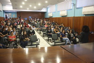  Alunos e professores atentos à palestra