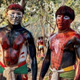 Pintura corporal indígena no Alto Xingu se transforma com influências digitais