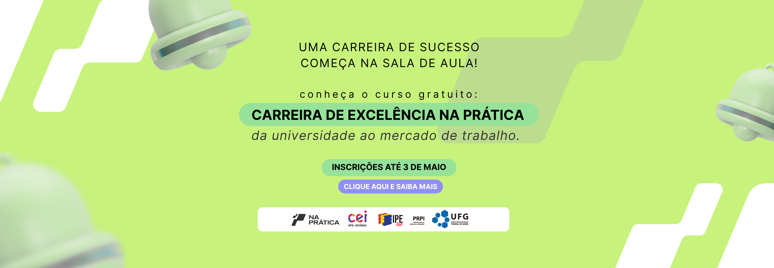 O banner digital tem fundo verde-claro com detalhes geométricos e ilustrações de sinos flutuantes. Ao centro, destaca-se o texto sobre o curso gratuito "Carreira de Excelência na Prática", voltado à transição da universidade para o mercado. Abaixo, há um botão indicando o prazo de inscrição até 3 de maio e logotipos de instituições parceiras, como a UFG e o Na Prática.