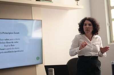 Prof Cynara apresentando o projeto