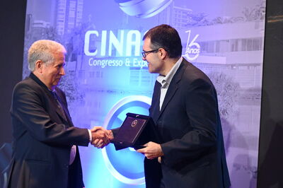 Fernando Belchior em premiação do setor elétrico