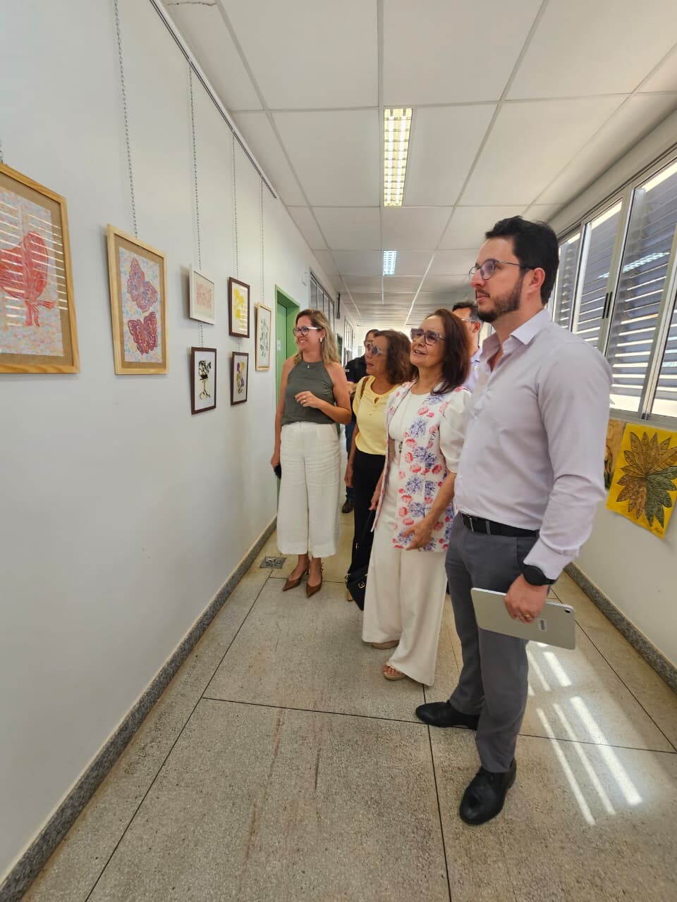 A reitora da UFG, o diretor e a vice-diretora da FCT/UFG visitam a exposição Cerrado Gravado