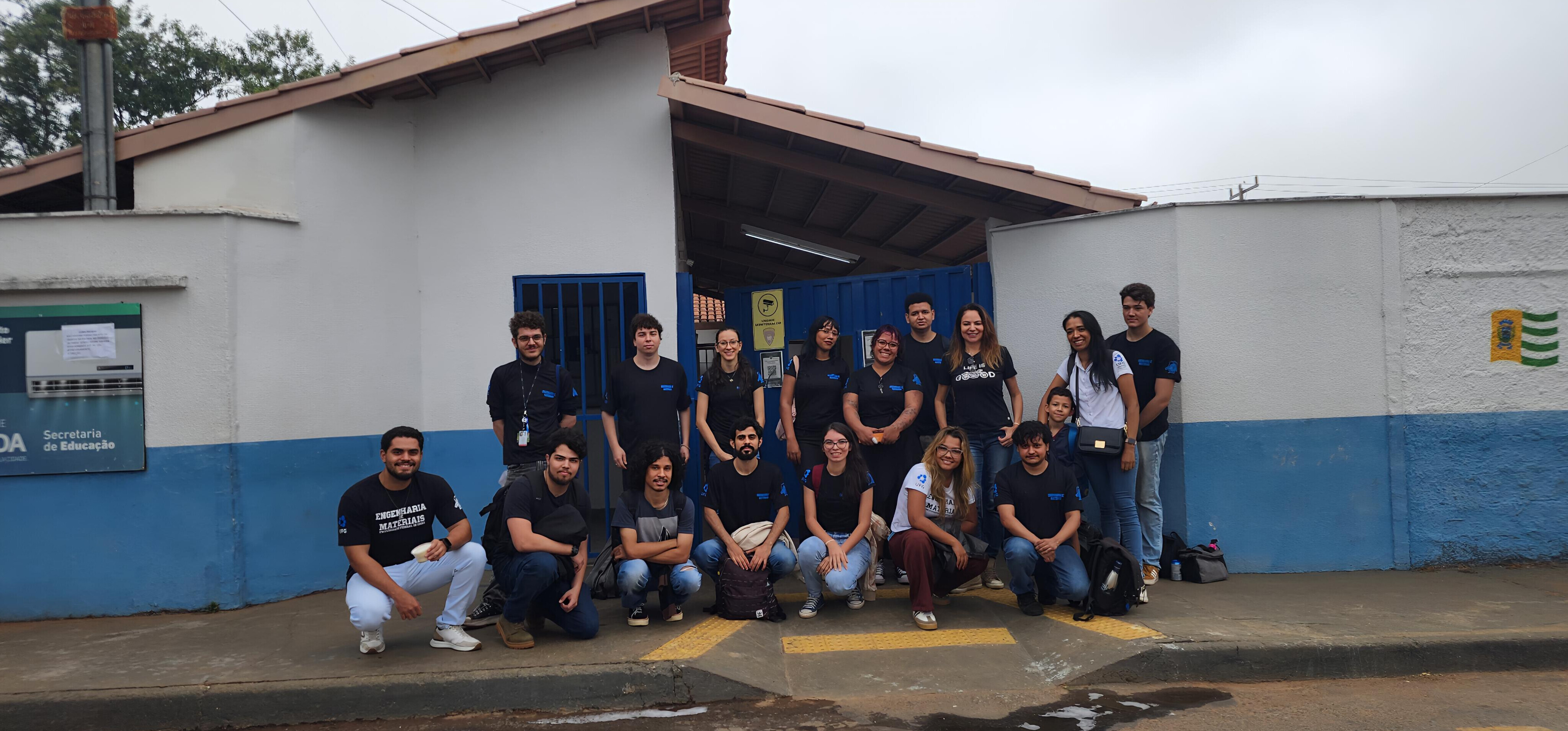 Discentes na porta da escola